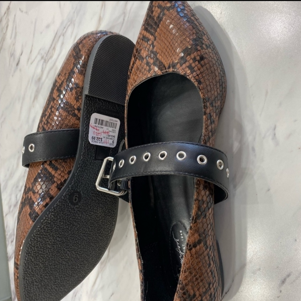 SUPER EDGY New With Tag C EST. 1946 Brown Snakeskin pointed flats with straps. - Picture 3 of 3